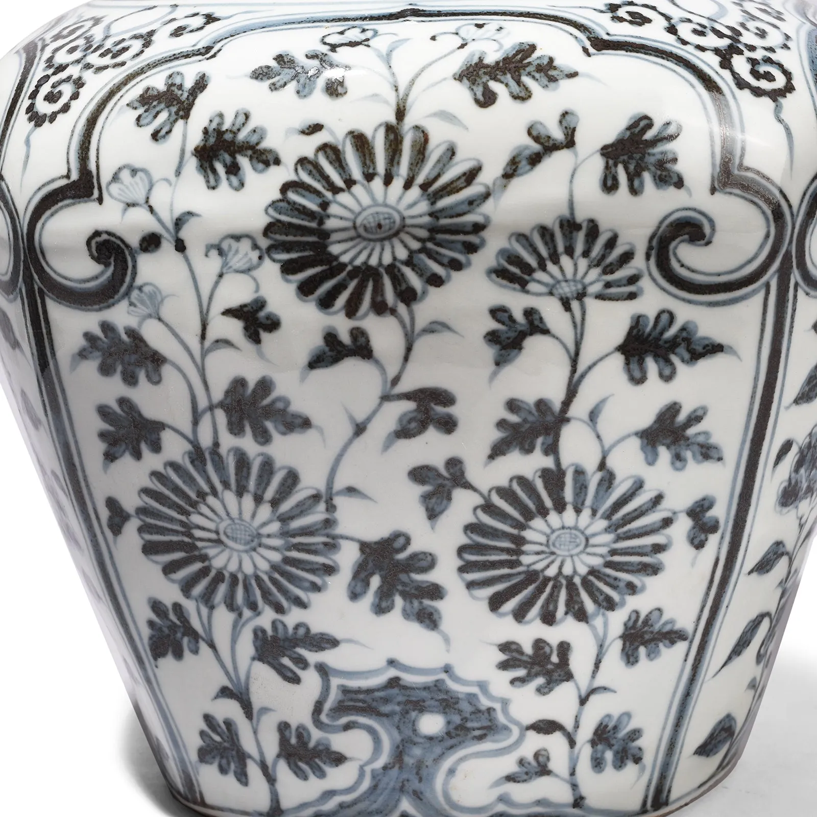 Hongwu Blue & White Porcelain Frilled Ginger Jar  - Floral